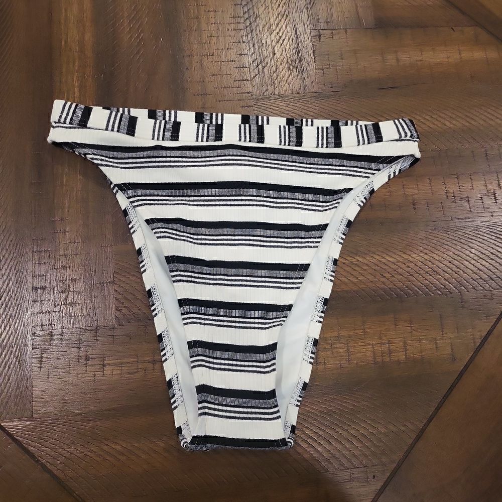 NWT! Black and white striped bikini Medium Moderate Coverage